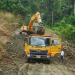 Trabajo de rehabilitación en la vía a canchalagua tras los daños causados por fuertes lluvias.