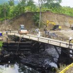 Prefectura de Esmeraldas mantiene operativa su maquinaria ante la emergencia por derrame de crudo.