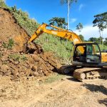 Técnicos de la Prefectura de Esmeraldas brindan atención de emergencia en el camino vecinal Walte – Felfa.