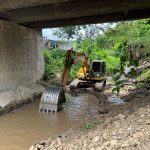 Prefectura de Esmeraldas realiza trabajos de drenaje para prevenir inundaciones.