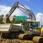 Mantenimiento y mejoramiento de la vía Muisne - Bolívar beneficia a agricultores y mejora la conectividad.