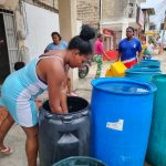 Trabajo conjunto para llevar agua a las familias esmeraldeñas.