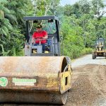 Prefectura de Esmeraldas realiza mantenimiento vial en camino vecinal Concepción – Yalare.