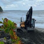 Prefectura de Esmeraldas realiza reconstrucción de muro de contención en el balneario de Tonchigüe.