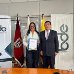 Prefecta de Esmeraldas entrega proyecto de rehabilitación de la vía E15 – 7 de Agosto en Súa al Banco de Desarrollo.