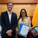 Prefecta de Esmeraldas entrega al MTOP tres proyectos viales estratégicos para mejorar la conectividad provincial.