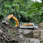 Prefectura de Esmeraldas realiza limpieza de derrumbes en la parroquia Carlos Concha.
