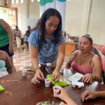 Prefectura de Esmeraldas capacita a mujeres en elaboración de velas artesanales.