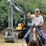 Prefectura ejecuta trabajos viales en beneficio de 12 comunidades de la parroquia Rocafuerte.