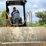 Prefectura de Esmeraldas ejecuta mantenimiento vial en la vía Angostura – Playa de Oro.