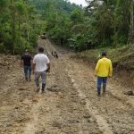 Prefectura de Esmeraldas ejecuta trabajos de limpieza y mejoramiento vial en la ruta Casa de Mono – Las Cañitas.