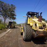 Prefectura mejora la vía E15 – Bocana de Ostiones para optimizar la movilidad y la seguridad vial.