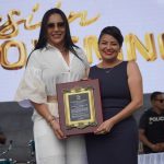 Prefecta Roberta Zambrano recibe mención de honor durante la sesión solemne por los 69 años de cantonización de Muisne.