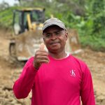 Prefectura de Esmeraldas realiza el mantenimiento de los caminos vecinales en la parroquia Anchayacu.