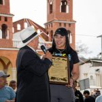 Comunidades de Quinindé rinden homenaje a la prefecta Roberta Zambrano por su liderazgo y compromiso con el desarrollo.