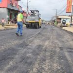 Iniciaron trabajos de asfaltado en la vía de ingreso a la parroquia Chamanga.