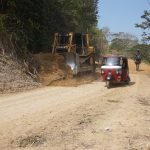 Prefectura de Esmeraldas ejecuta trabajos viales en el camino vecinal El Tigre.