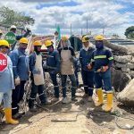Prefectura de Esmeraldas impulsa empleo local con la construcción de puente en Atacames.