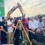 Prefecta de Esmeraldas coloca primera piedra del proyecto de mejoramiento vial Carondelet – San José de Cachaví.