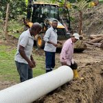 Prefectura de Esmeraldas instala tuberías de drenaje pluvial para prevenir inundaciones en la comunidad Pines.
