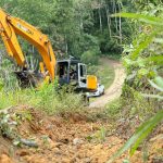 Prefectura de Esmeraldas ejecuta mantenimiento vial para el beneficio de 11 comunidades rurales de la parroquia Chura.