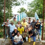 PREFECTURA DE ESMERALDAS APOYA CON MAQUINARIA EL MONTAJE DEL PUENTE EN EL RECINTO CHÉMERE
