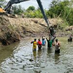 PREFECTURA EJECUTA TRABAJOS PREVENTIVOS EN EL RÍO ATACAMES ANTE EL FENÓMENO DE EL NIÑO