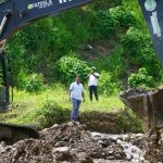 PREFECTURA EJECUTA TRABAJOS PREVENTIVOS EN LA VÍA VICHE – EL SALVADOR PARA REDUCIR EL RIESGO
